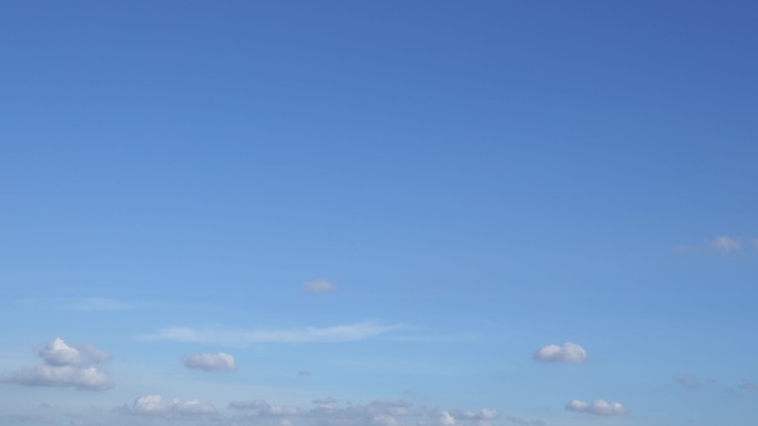 安静天空云朵实拍夏天蓝天白云干净纯净天空