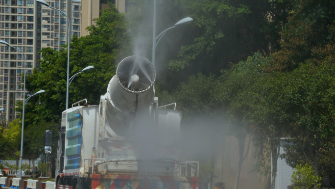 夏日炎热高温市政道路洒水