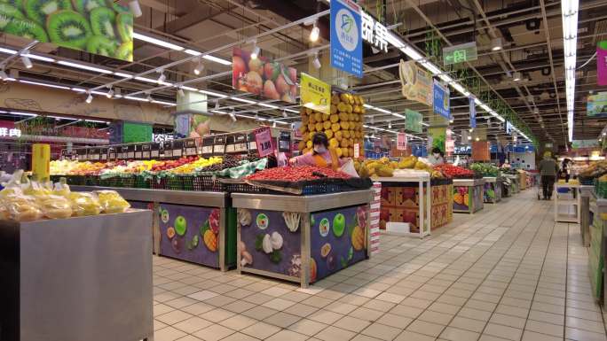 物美商场顾客挑选蔬菜水果延时摄影