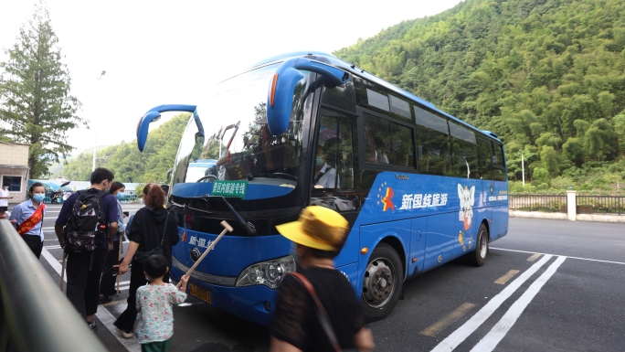 旅游景区排队上大巴车 游客 摆渡车 上车