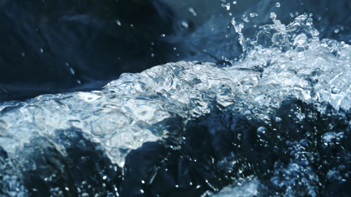 4K清澈水流慢动作飞溅水滴流山间峡谷小溪
