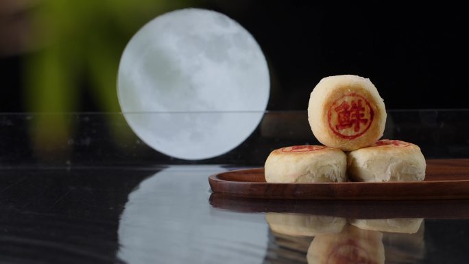 中秋佳节满月水面木盘上苏式鲜肉月饼
