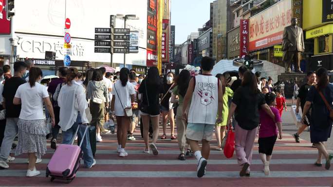 路口人流车流人来人往