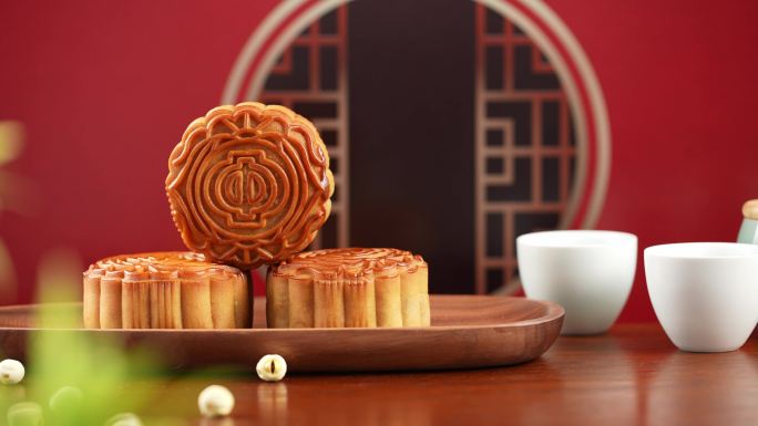 中秋佳节木盘上广式月饼中国风
