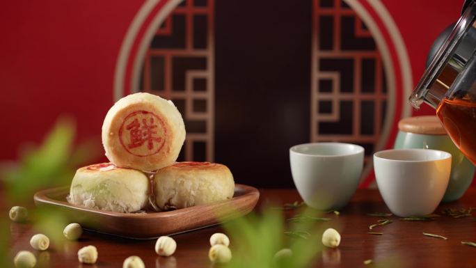 木盘上中秋佳节苏式鲜肉月饼移轴中国风棚拍