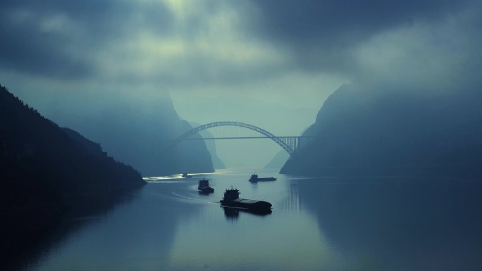 清晨船舶行驶在湖北宜昌西陵峡