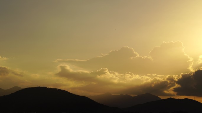 黄昏天空唯美山上日落夕阳西下阳光日出光芒