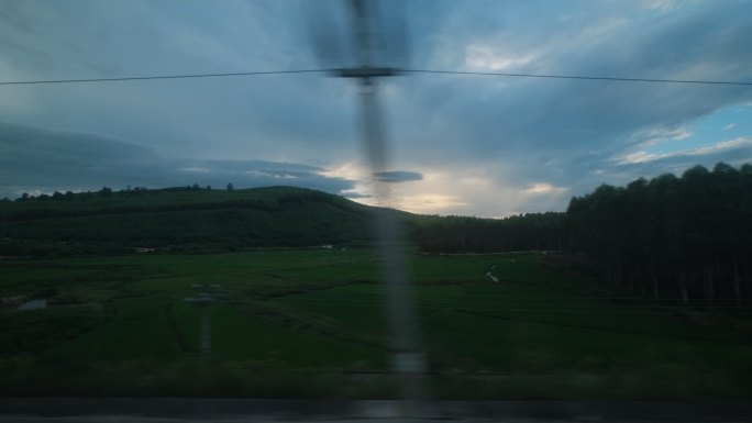 阴天傍晚夜幕降临动车高铁火车窗外风景