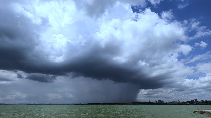 昆明滇池上空移动的暴风雨