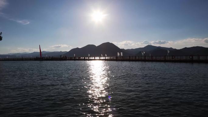 太平湖风景区日落黄昏水上栈桥
