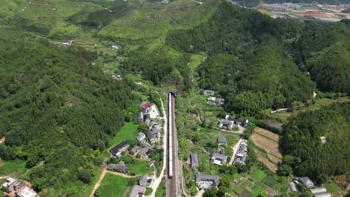 火车经过小村庄穿越隧道山洞