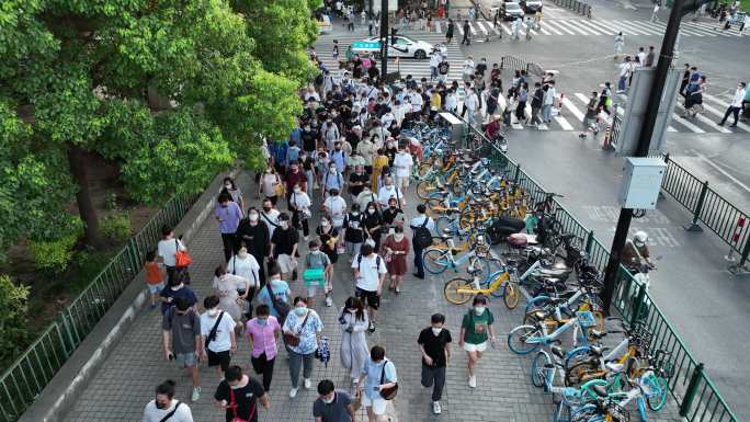4K原素材-上海过马路人群、白领下班