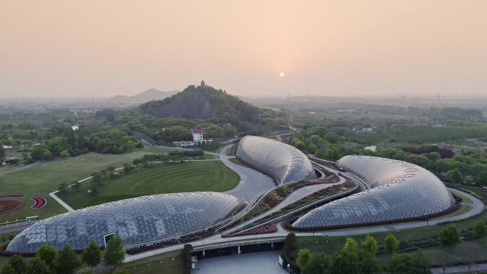 日落大自然风景航拍上海辰山植物园建筑风光