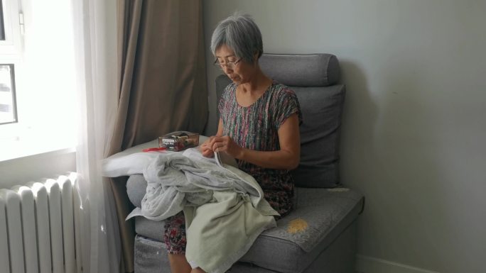 老妇人 针线活 缝缝补补