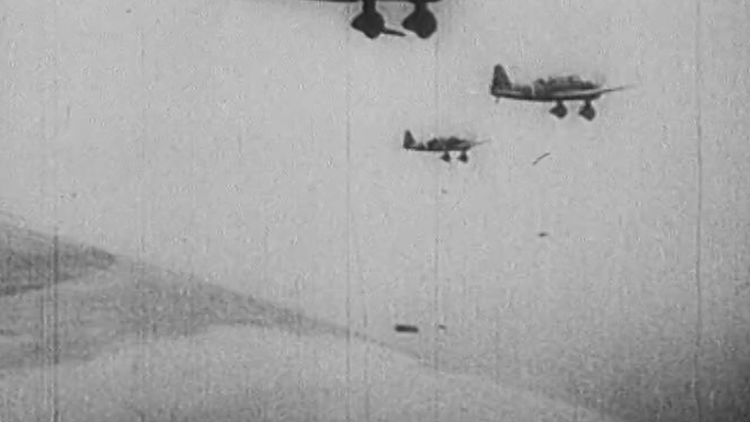日军轰炸机投弹、逃难的人