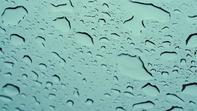 下雨雨滴拍打车窗窗户天窗雨水雨季特写车内