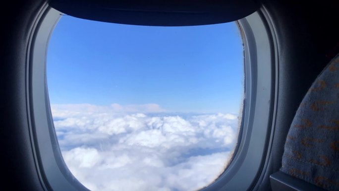 从云层上飞机的飞机、飞机窗外