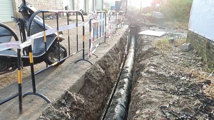 市政辅煤气管道工程挖掘机挖水沟安装管道