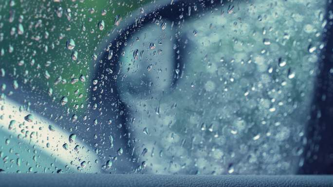 下雨雨滴拍打车窗后视镜窗户天窗雨水雨季