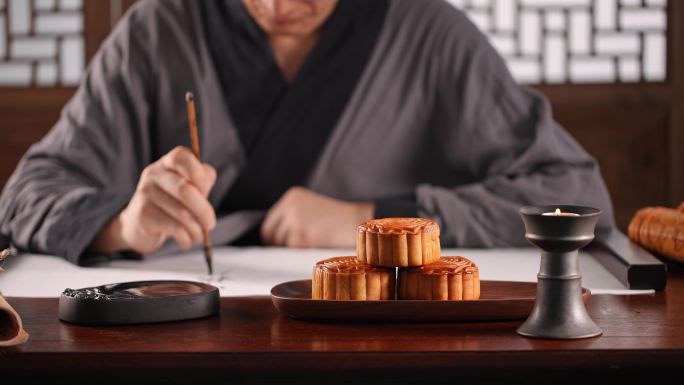 古代文人墨客书房书桌木盘上广式月饼
