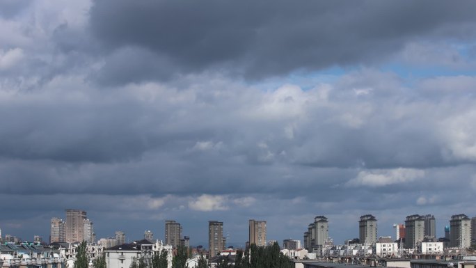 延时拍摄快要下雨时的低空云