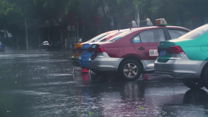 雨中的出租车等客接客的士道路边下雨雨天