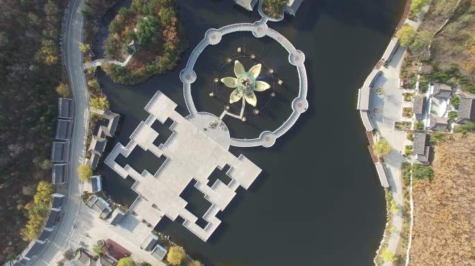 航拍俯瞰威海华夏城景区的金莲花喷泉景观