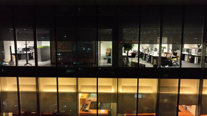 4K原素材-航拍灯光通明的写字楼夜景