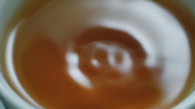 原创红茶茶汤倒茶滴水泡茶茶叶水滴茶杯茶