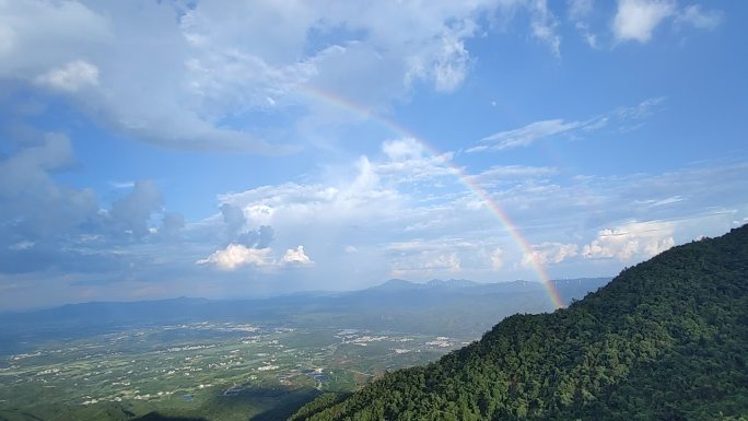 山顶彩虹云层大气视频
