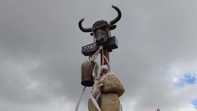 南迦巴瓦峰观景台牛头标志