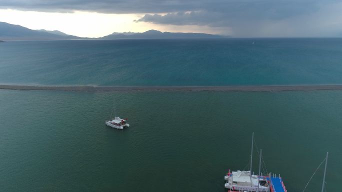 游船回港新疆赛里木湖游艇码头航拍风景