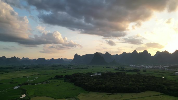 傍晚的乡村风光