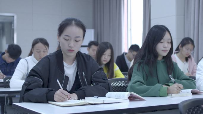 【4K】大学课堂老师讲课美女认真做笔记