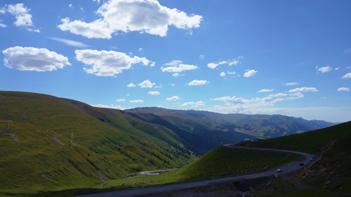 新疆 独库公路山路蜿蜒的蓝天白云