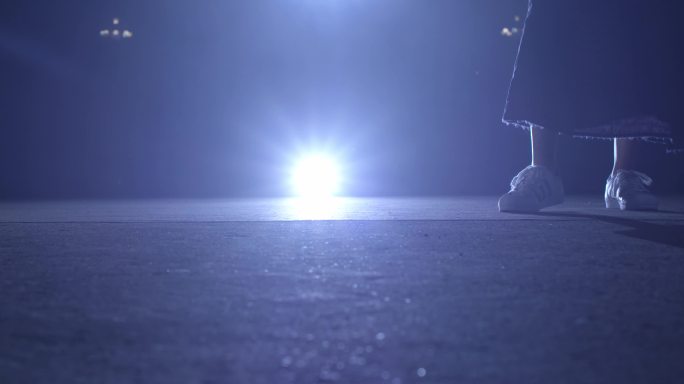 【4K】美女深夜聚光灯下练习舞蹈脚尖特写