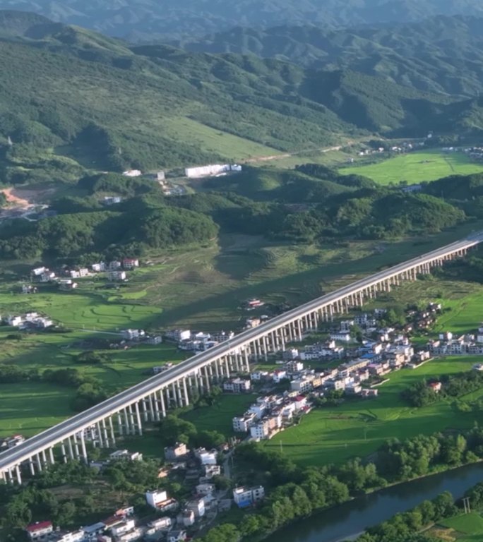 高清竖屏航拍湖南邵阳山间高速路