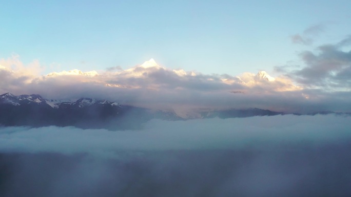 梅里雪山云雾日出