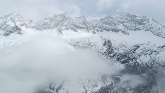 航拍雪山云雾风景