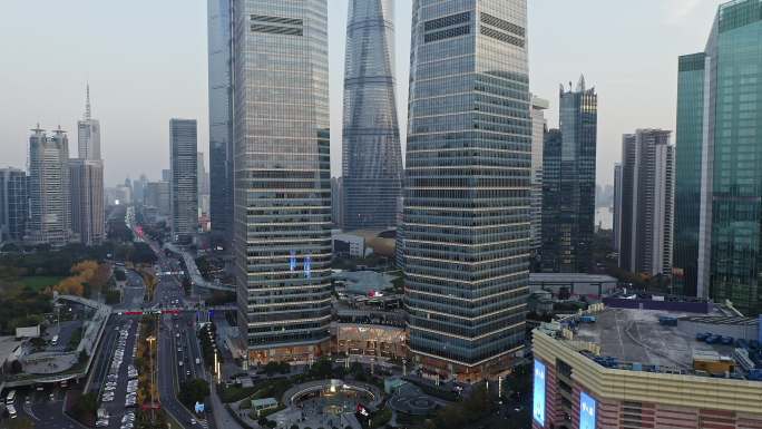 上海著名建筑国金中心商场与上海中心大厦
