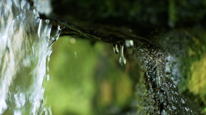 4K瀑布水流水滴苔藓慢动作山间峡谷小溪