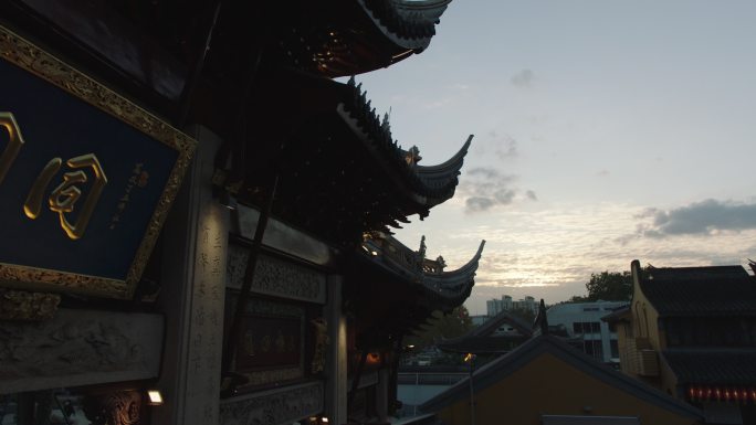 上海千年古寺龙华寺夜景外景
