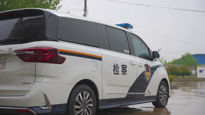 大雨雨中的检察院车辆