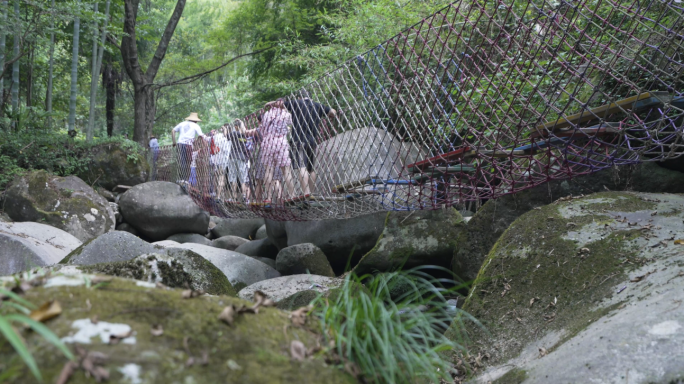 4K西溪磐石大峡谷溯溪游玩的游客