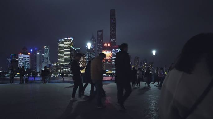 上海外滩广场游客欣赏城市夜景