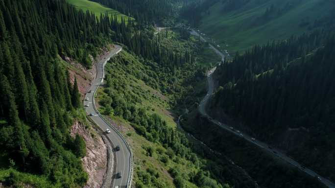 独库公路汽车行驶在山谷盘山路新疆自驾旅行