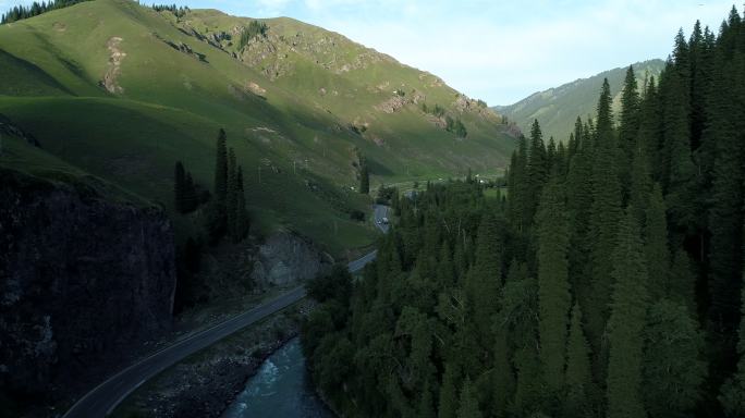 新疆自驾游独库公路航拍山谷小溪边的公路