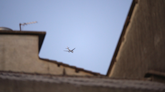 飞机飞过居民楼屋顶