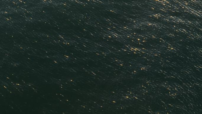 金色闪闪的海平面