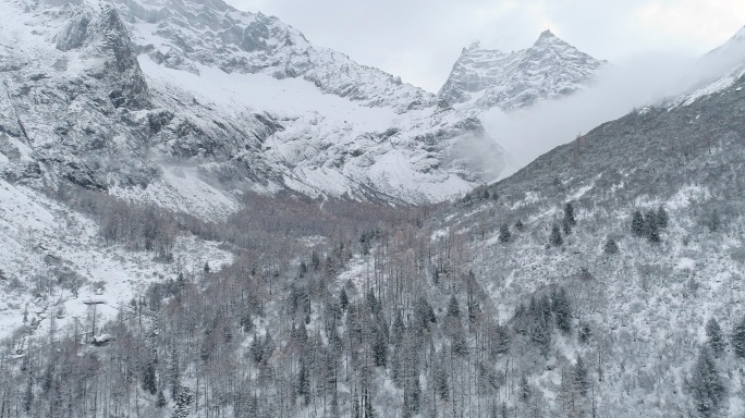四姑娘山双桥沟冬季雪景航拍风景